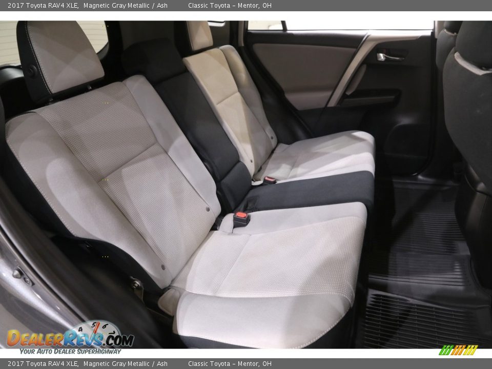 2017 Toyota RAV4 XLE Magnetic Gray Metallic / Ash Photo #16