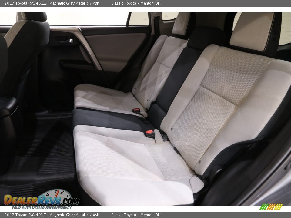 2017 Toyota RAV4 XLE Magnetic Gray Metallic / Ash Photo #17