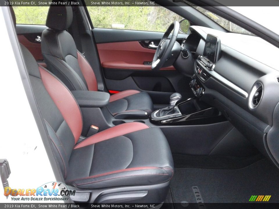 Front Seat of 2019 Kia Forte EX Photo #15