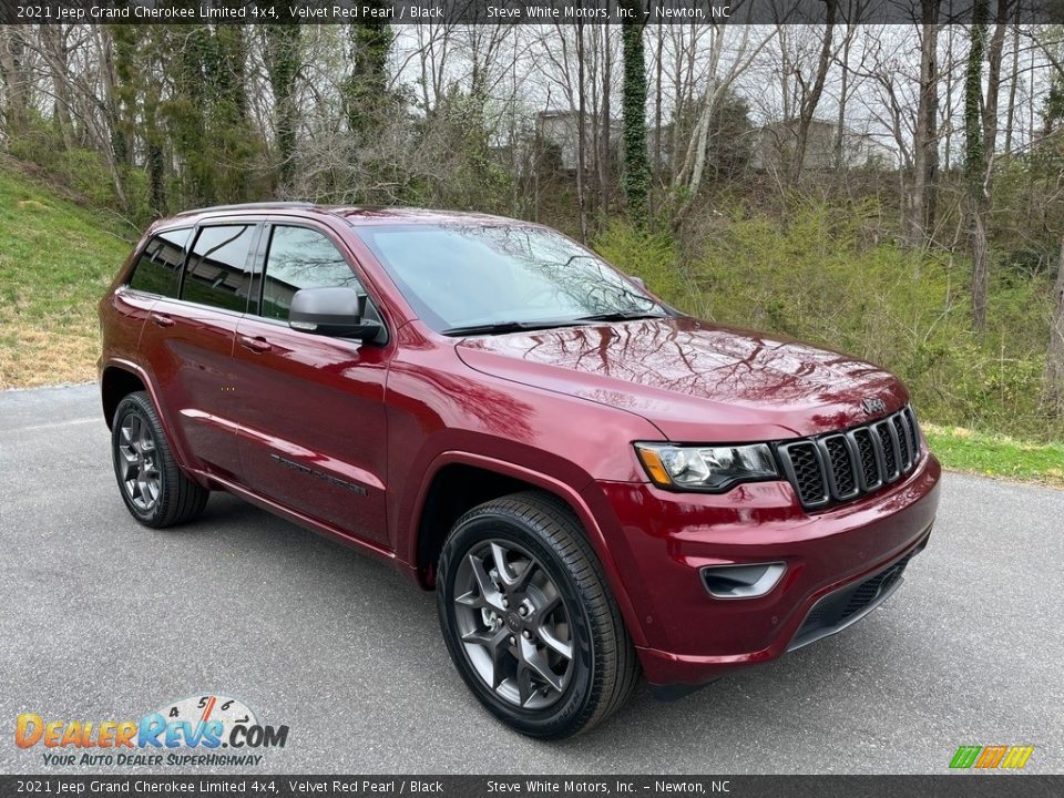 Front 3/4 View of 2021 Jeep Grand Cherokee Limited 4x4 Photo #4