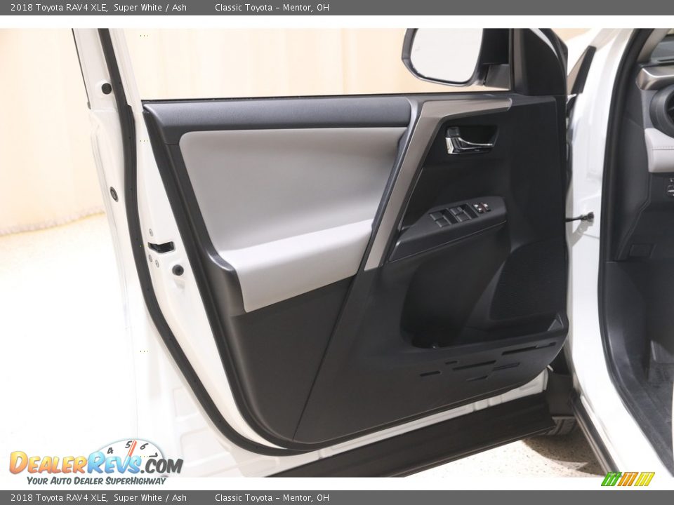 2018 Toyota RAV4 XLE Super White / Ash Photo #4
