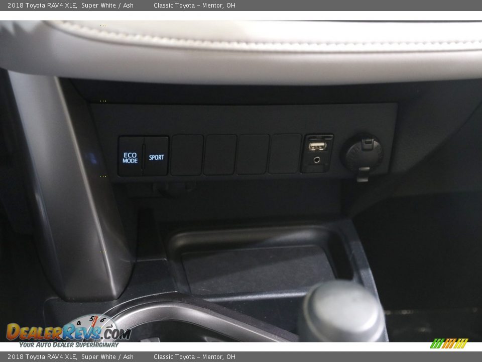 2018 Toyota RAV4 XLE Super White / Ash Photo #12