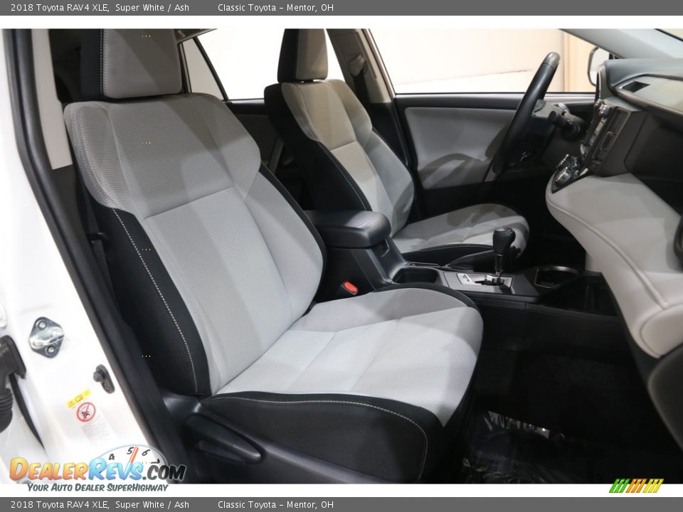 2018 Toyota RAV4 XLE Super White / Ash Photo #14