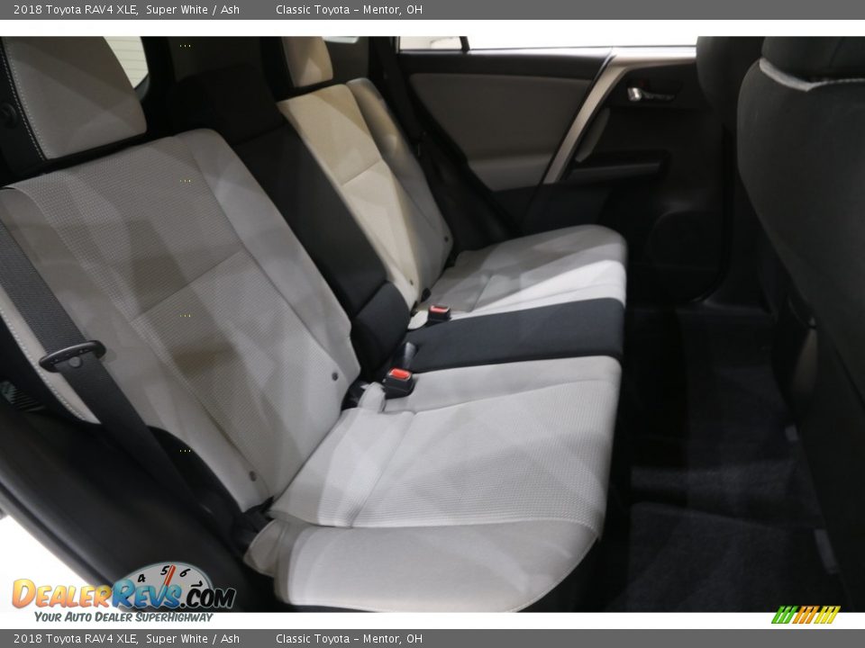 2018 Toyota RAV4 XLE Super White / Ash Photo #15