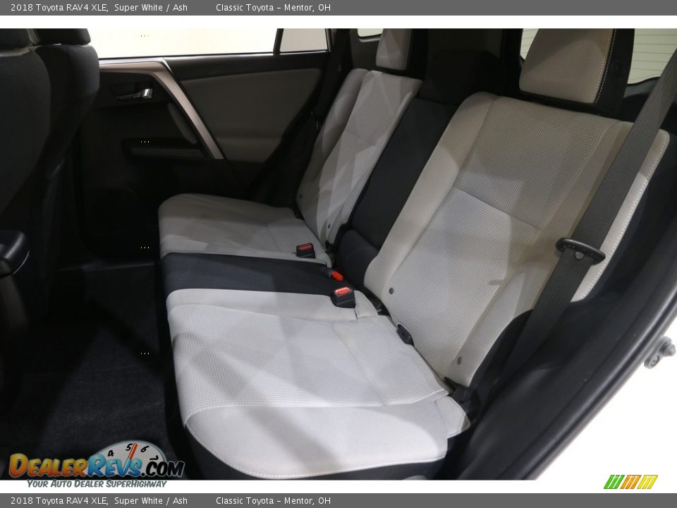 2018 Toyota RAV4 XLE Super White / Ash Photo #16