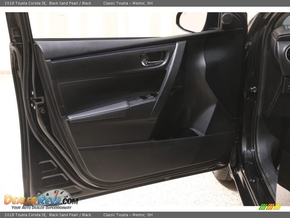 2018 Toyota Corolla SE Black Sand Pearl / Black Photo #4