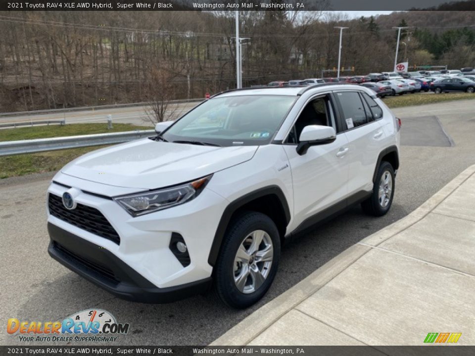 Front 3/4 View of 2021 Toyota RAV4 XLE AWD Hybrid Photo #13