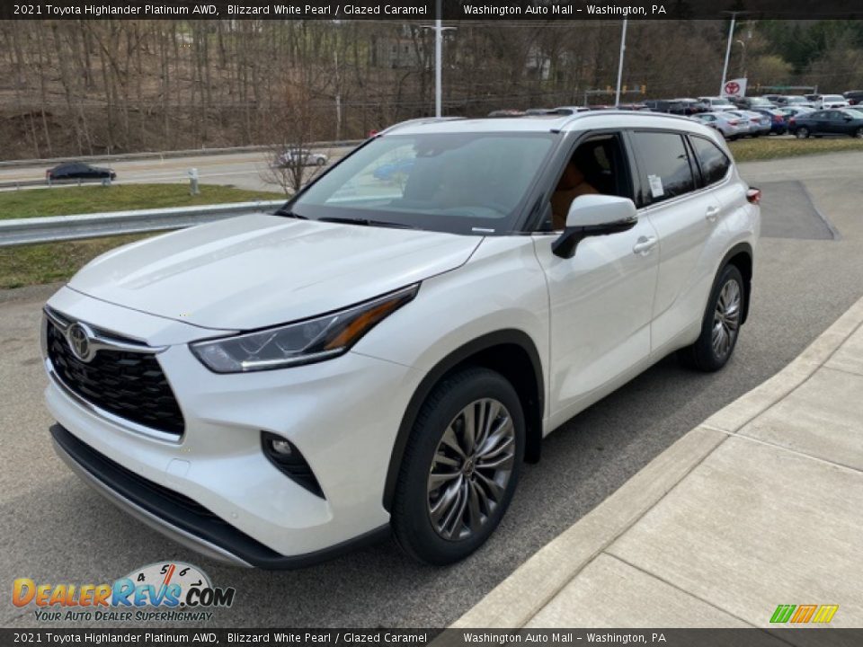 Front 3/4 View of 2021 Toyota Highlander Platinum AWD Photo #14
