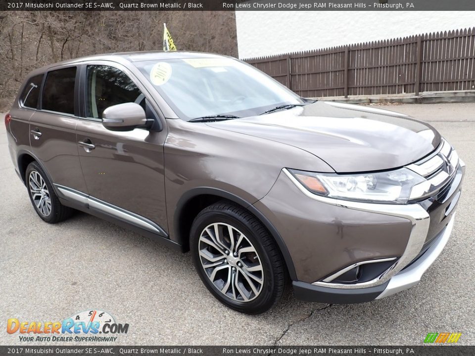 Front 3/4 View of 2017 Mitsubishi Outlander SE S-AWC Photo #8