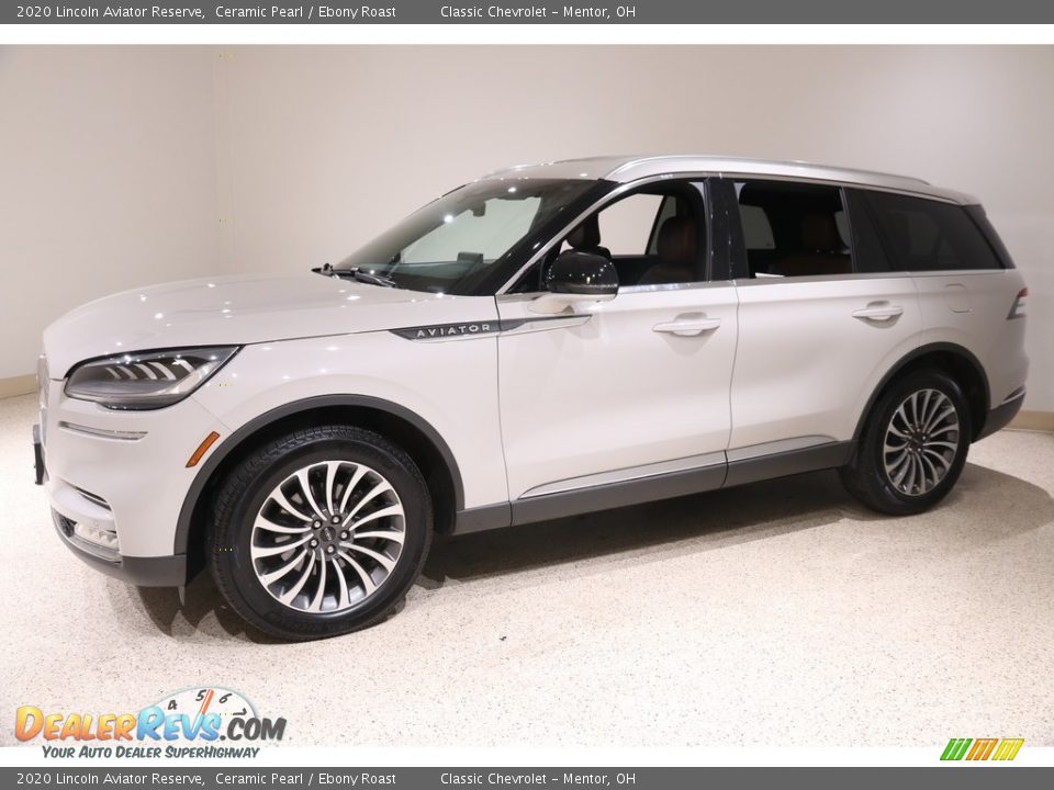 Front 3/4 View of 2020 Lincoln Aviator Reserve Photo #3