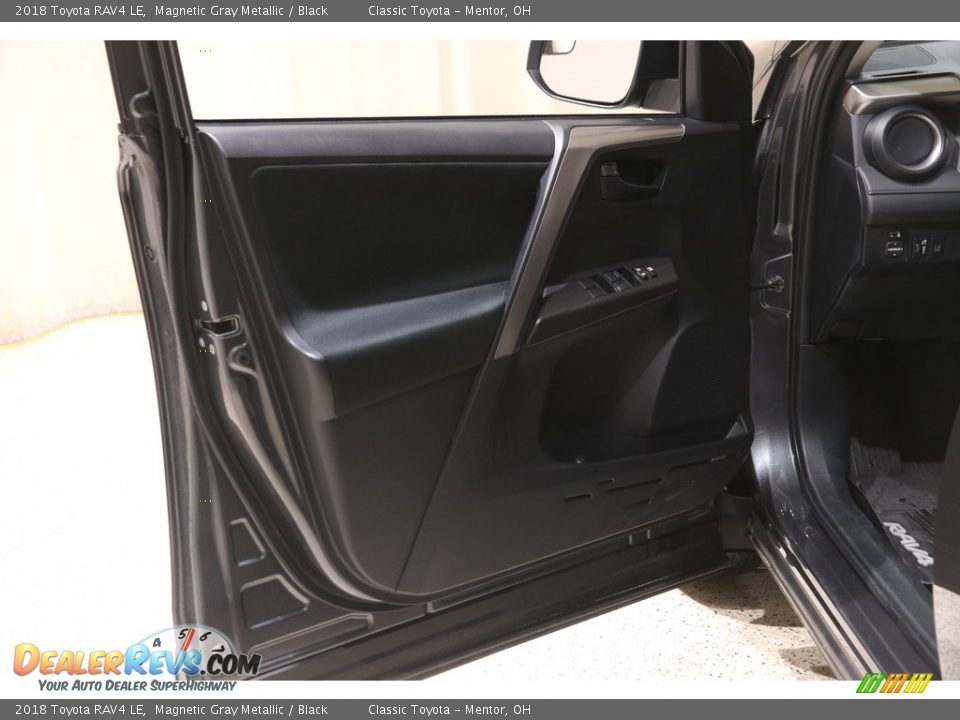 2018 Toyota RAV4 LE Magnetic Gray Metallic / Black Photo #4