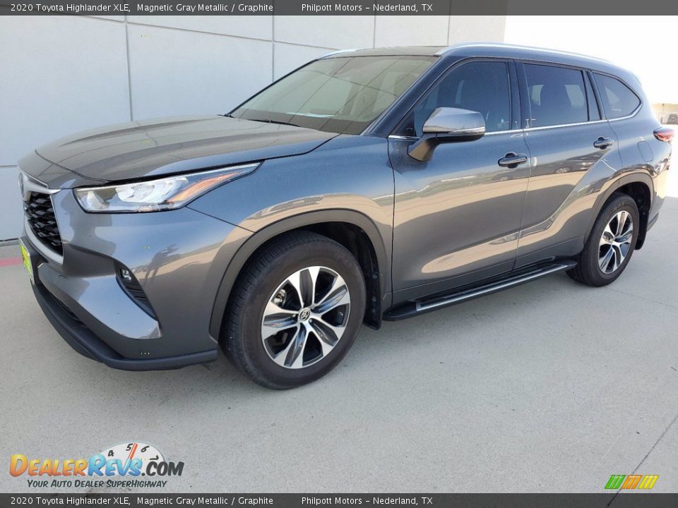 Front 3/4 View of 2020 Toyota Highlander XLE Photo #2