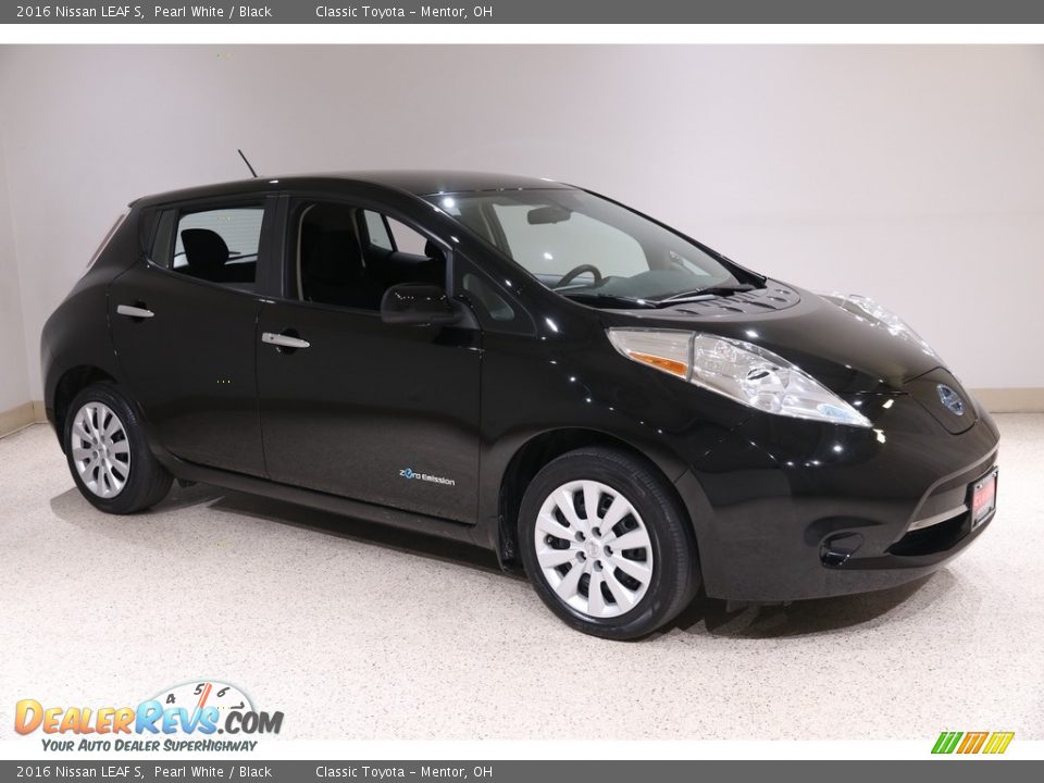 Front 3/4 View of 2016 Nissan LEAF S Photo #1