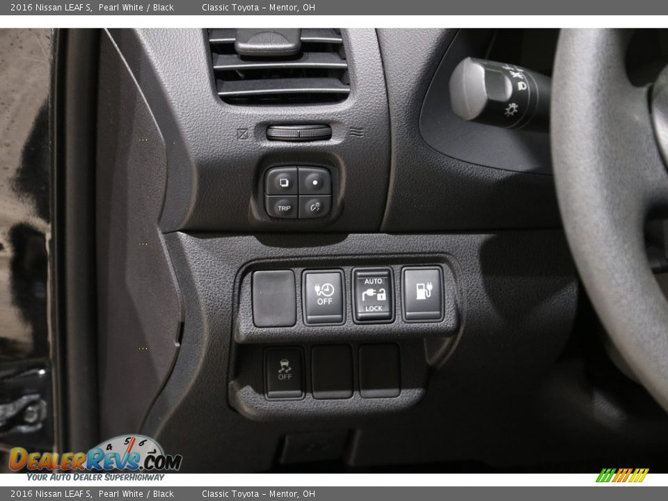 Controls of 2016 Nissan LEAF S Photo #6