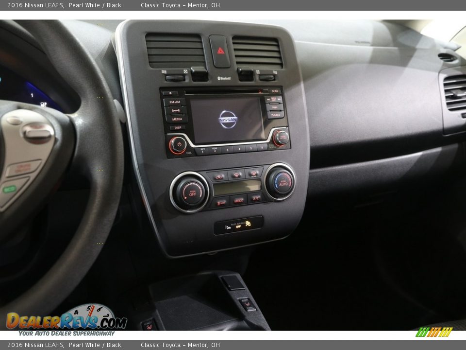 Controls of 2016 Nissan LEAF S Photo #11
