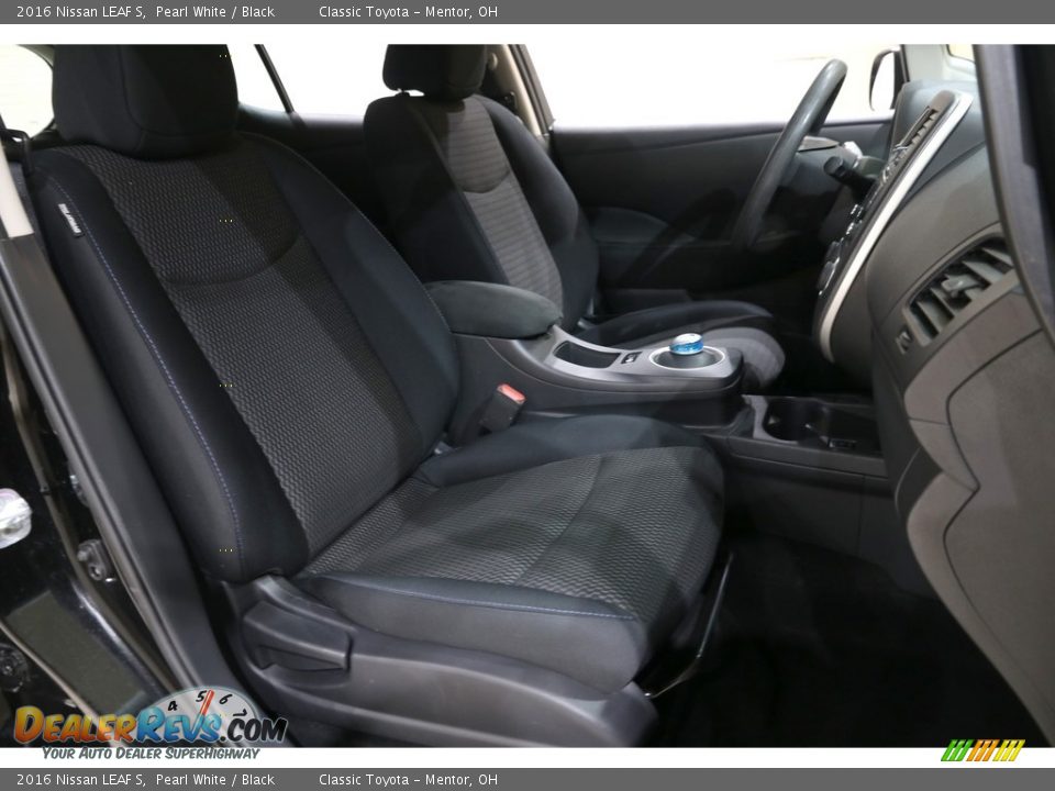 Front Seat of 2016 Nissan LEAF S Photo #16