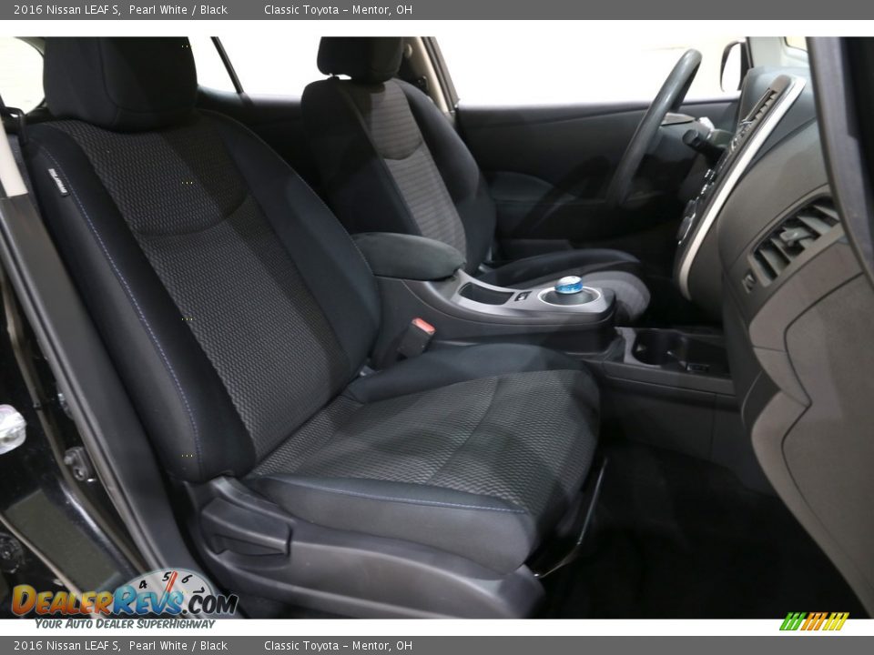Front Seat of 2016 Nissan LEAF S Photo #16