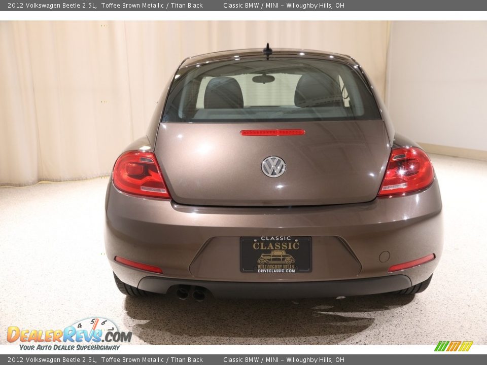 2012 Volkswagen Beetle 2.5L Toffee Brown Metallic / Titan Black Photo #17