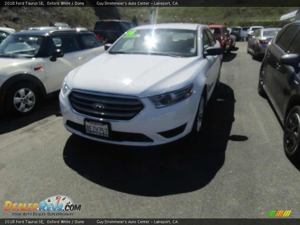 2018 Ford Taurus SE Oxford White / Dune Photo #2