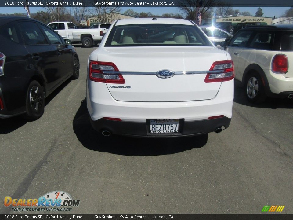 2018 Ford Taurus SE Oxford White / Dune Photo #3