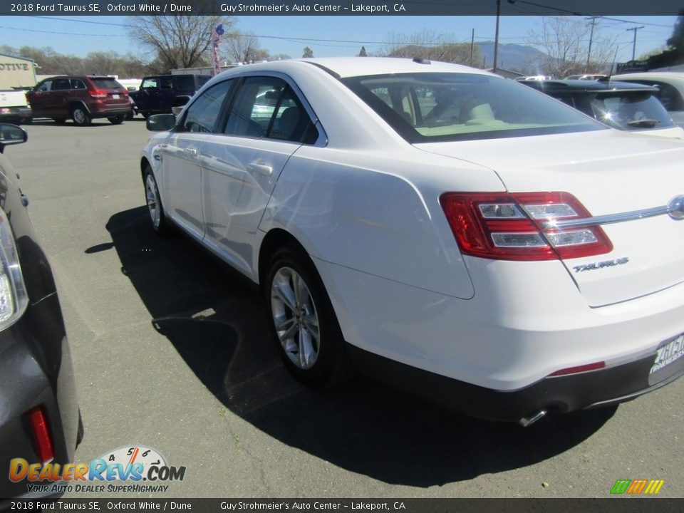 2018 Ford Taurus SE Oxford White / Dune Photo #4