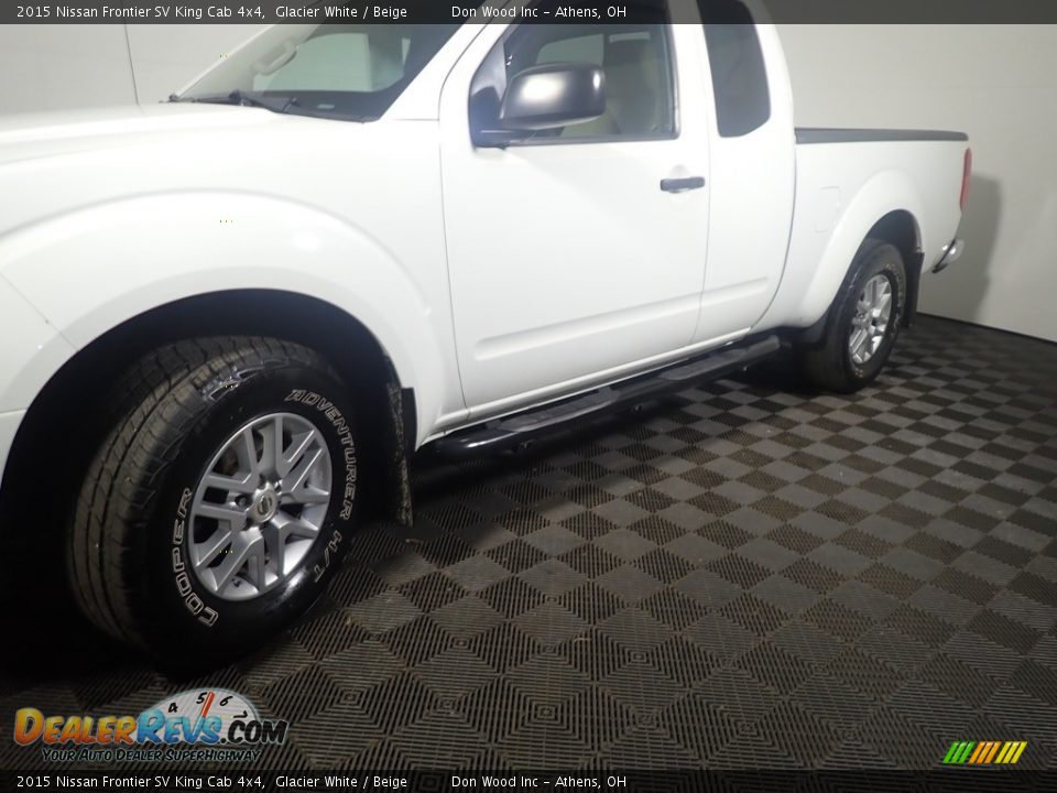 2015 Nissan Frontier SV King Cab 4x4 Glacier White / Beige Photo #9