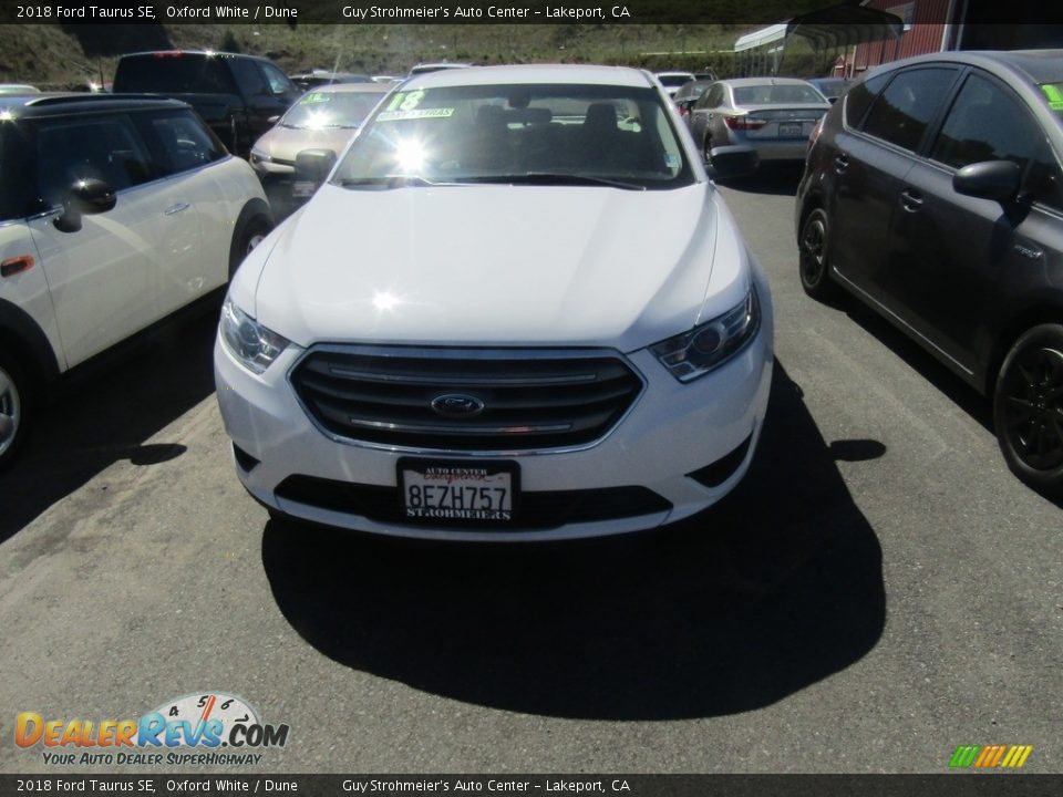 2018 Ford Taurus SE Oxford White / Dune Photo #6