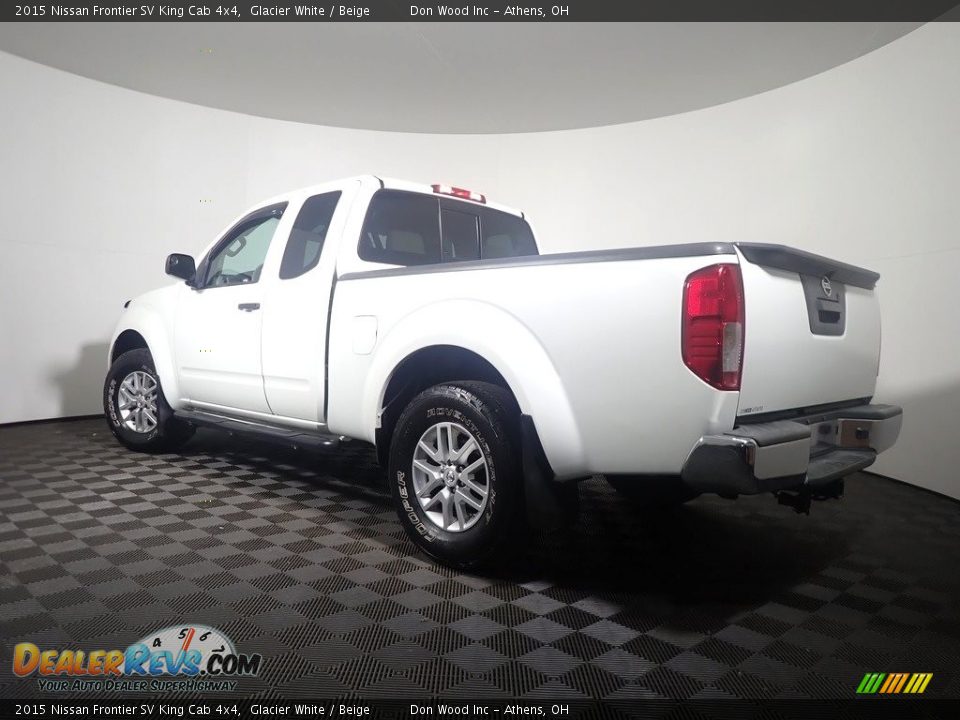 2015 Nissan Frontier SV King Cab 4x4 Glacier White / Beige Photo #10
