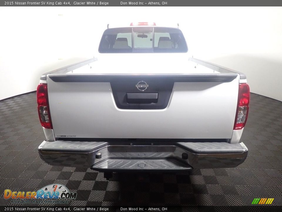 2015 Nissan Frontier SV King Cab 4x4 Glacier White / Beige Photo #12