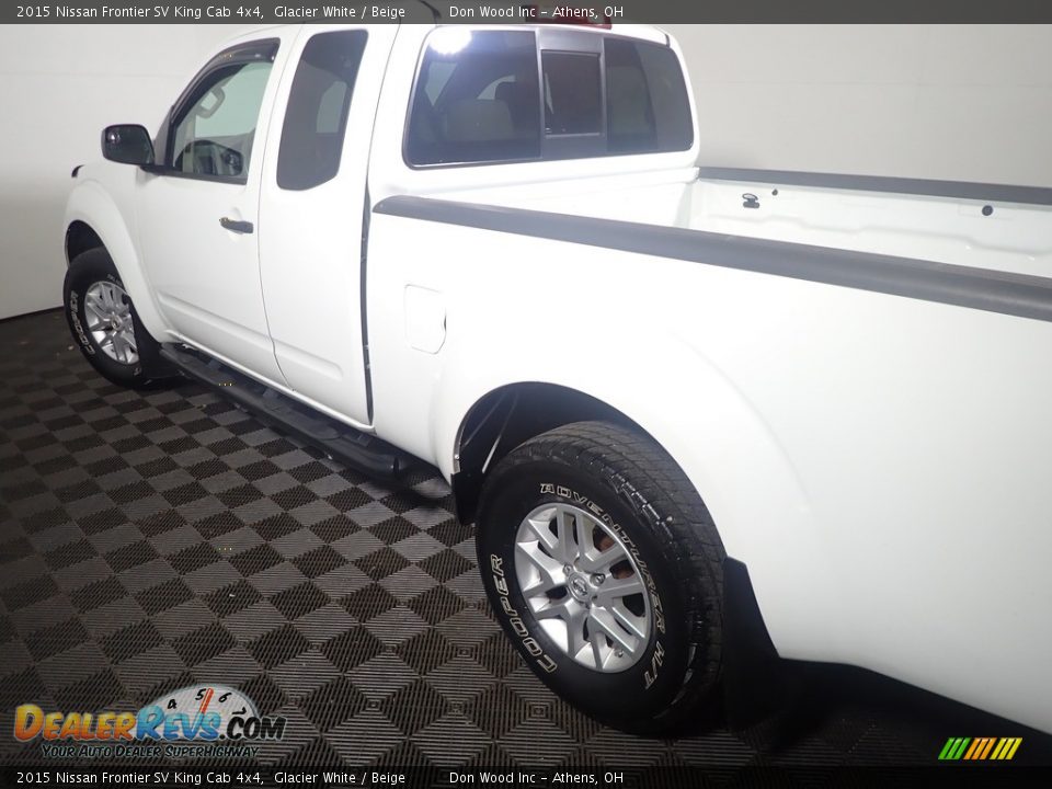 2015 Nissan Frontier SV King Cab 4x4 Glacier White / Beige Photo #16