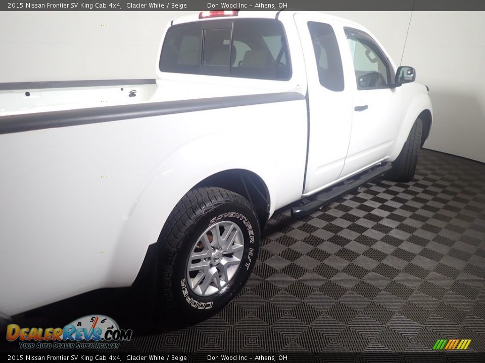 2015 Nissan Frontier SV King Cab 4x4 Glacier White / Beige Photo #17
