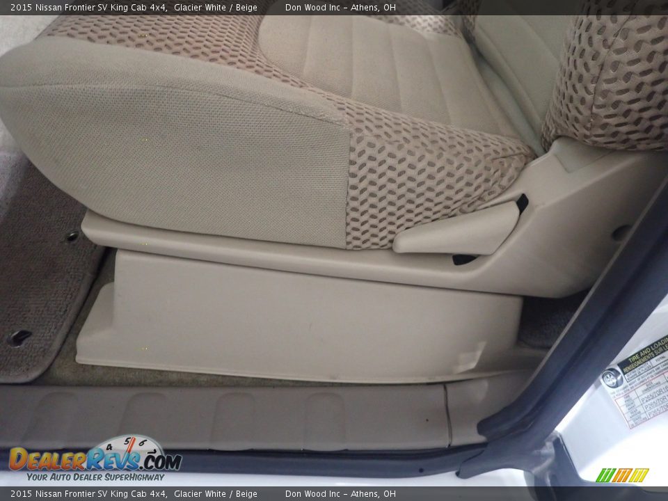 2015 Nissan Frontier SV King Cab 4x4 Glacier White / Beige Photo #21