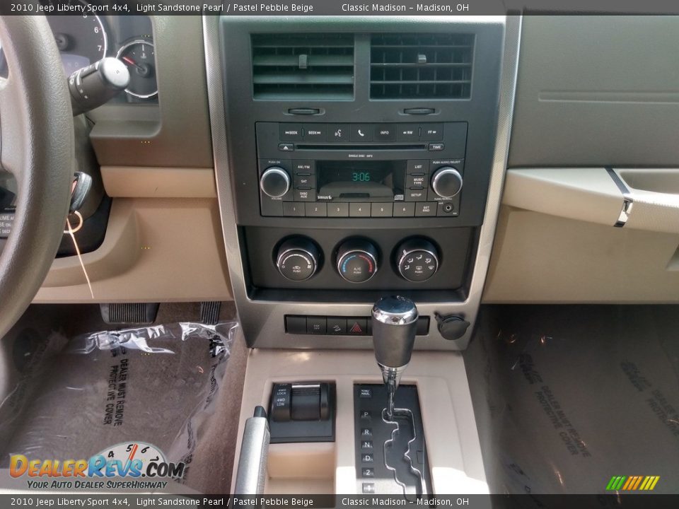 2010 Jeep Liberty Sport 4x4 Light Sandstone Pearl / Pastel Pebble Beige Photo #15