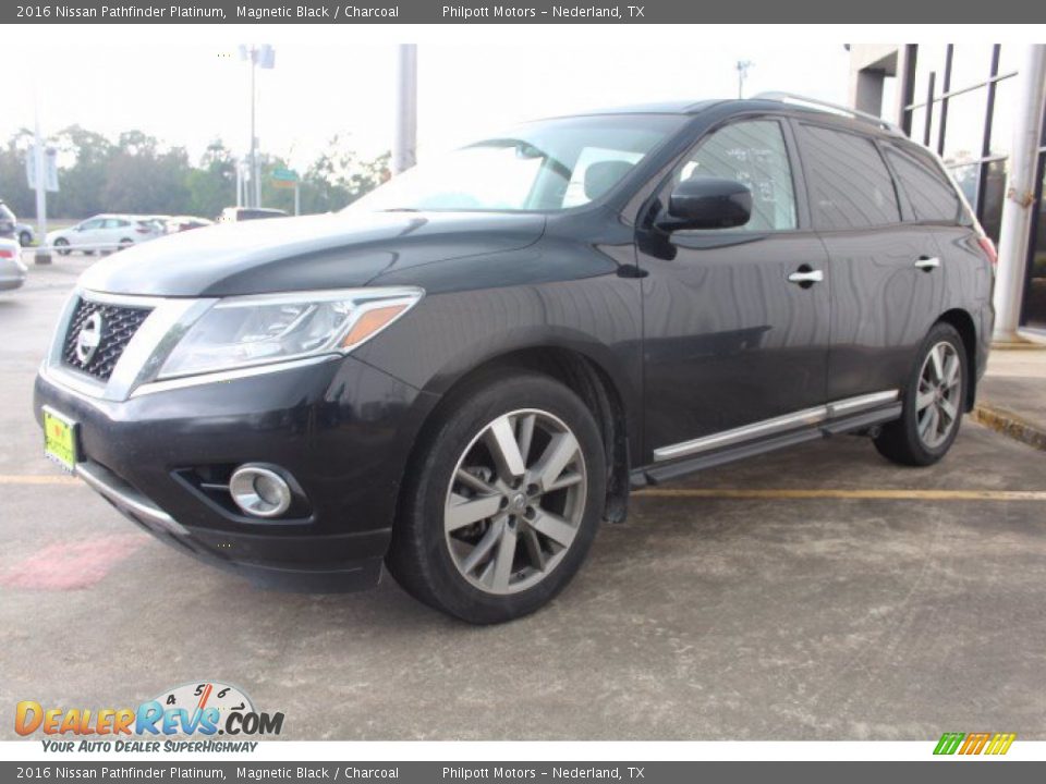 Front 3/4 View of 2016 Nissan Pathfinder Platinum Photo #3