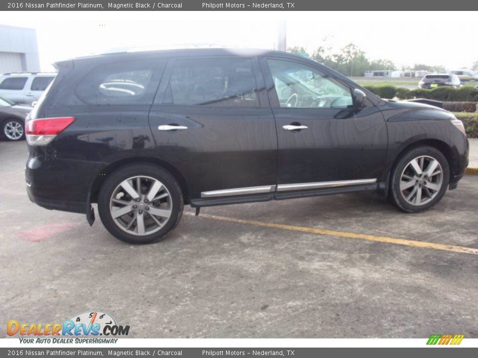 2016 Nissan Pathfinder Platinum Magnetic Black / Charcoal Photo #8