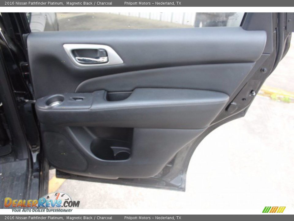 2016 Nissan Pathfinder Platinum Magnetic Black / Charcoal Photo #27