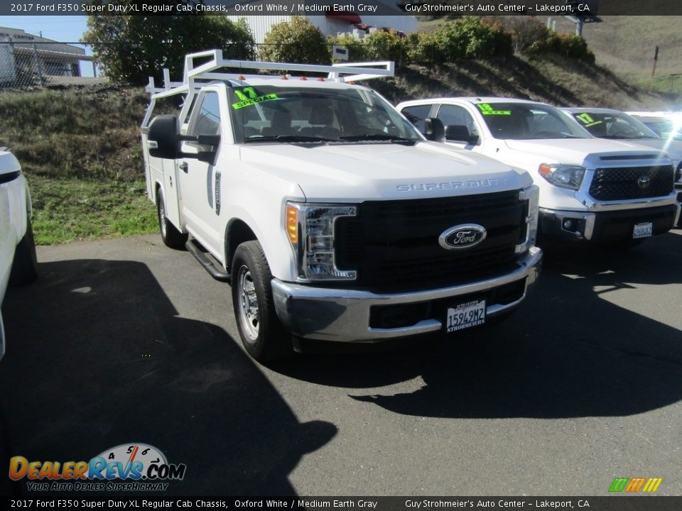 2017 Ford F350 Super Duty XL Regular Cab Chassis Oxford White / Medium Earth Gray Photo #1