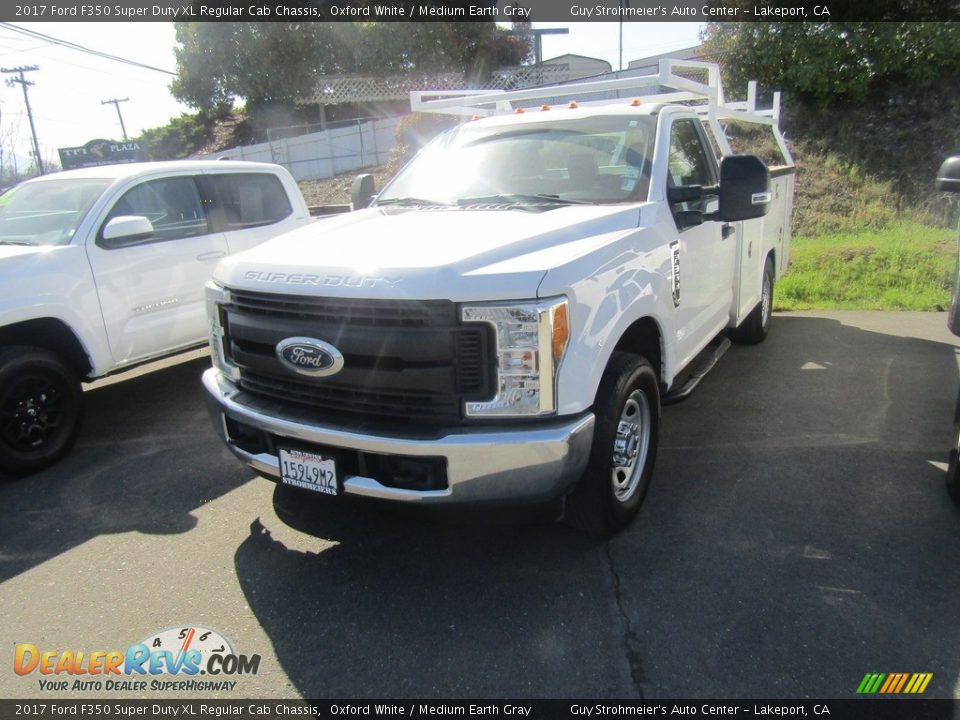 2017 Ford F350 Super Duty XL Regular Cab Chassis Oxford White / Medium Earth Gray Photo #2