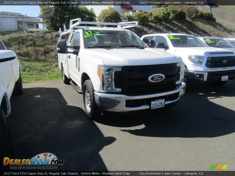 2017 Ford F350 Super Duty XL Regular Cab Chassis Oxford White / Medium Earth Gray Photo #4