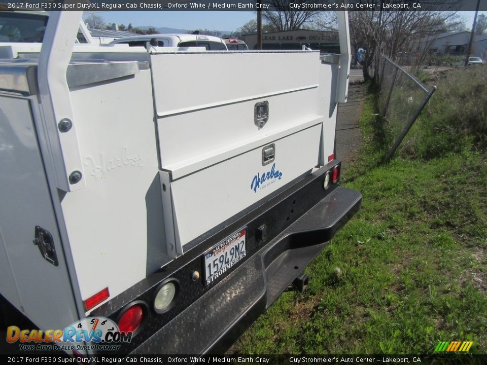 2017 Ford F350 Super Duty XL Regular Cab Chassis Oxford White / Medium Earth Gray Photo #12