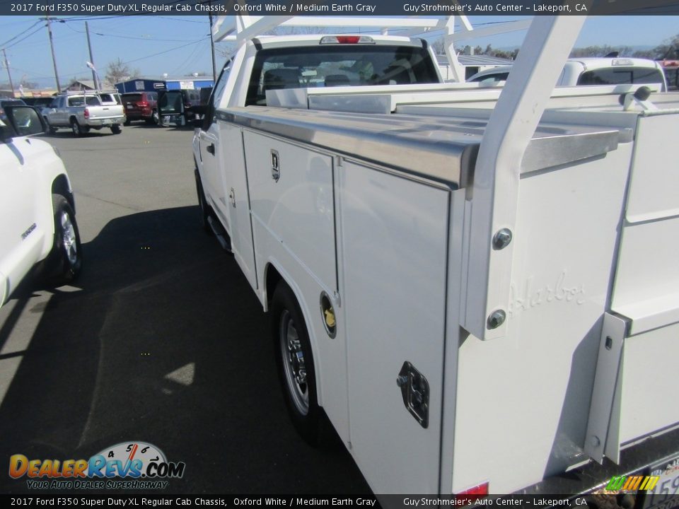 2017 Ford F350 Super Duty XL Regular Cab Chassis Oxford White / Medium Earth Gray Photo #14