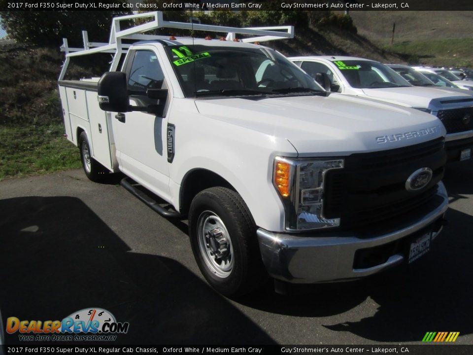 2017 Ford F350 Super Duty XL Regular Cab Chassis Oxford White / Medium Earth Gray Photo #15