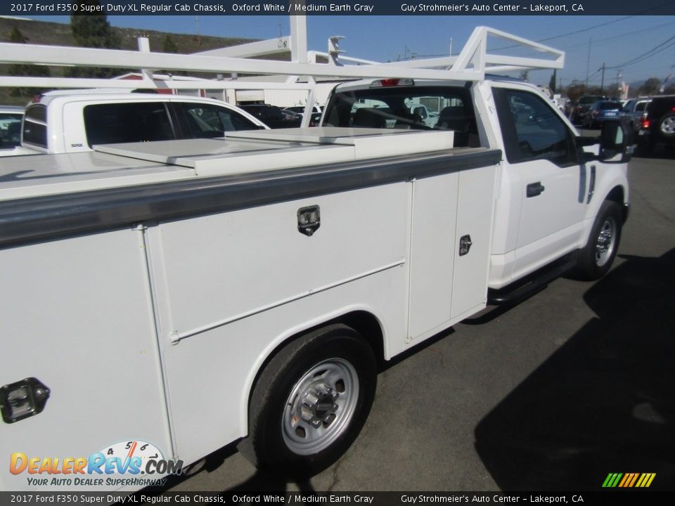 2017 Ford F350 Super Duty XL Regular Cab Chassis Oxford White / Medium Earth Gray Photo #16