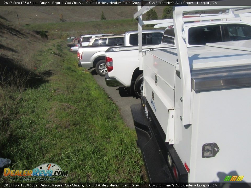 2017 Ford F350 Super Duty XL Regular Cab Chassis Oxford White / Medium Earth Gray Photo #17