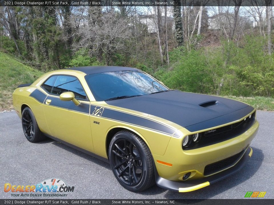 Front 3/4 View of 2021 Dodge Challenger R/T Scat Pack Photo #4