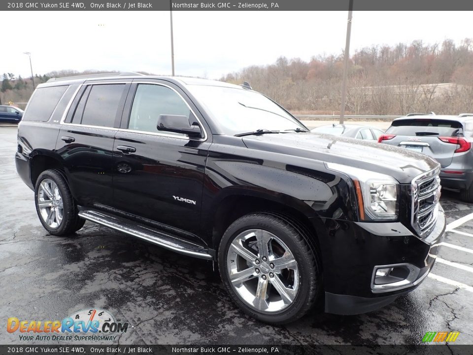 Front 3/4 View of 2018 GMC Yukon SLE 4WD Photo #4