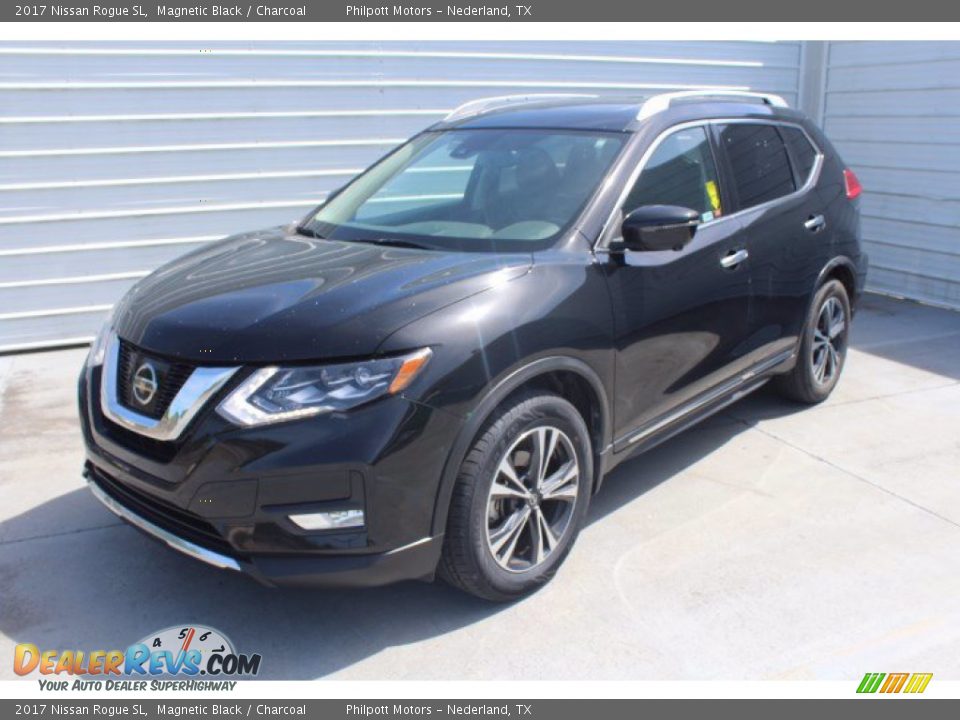 Front 3/4 View of 2017 Nissan Rogue SL Photo #4
