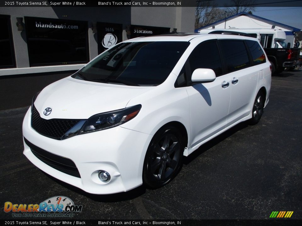 2015 Toyota Sienna SE Super White / Black Photo #2