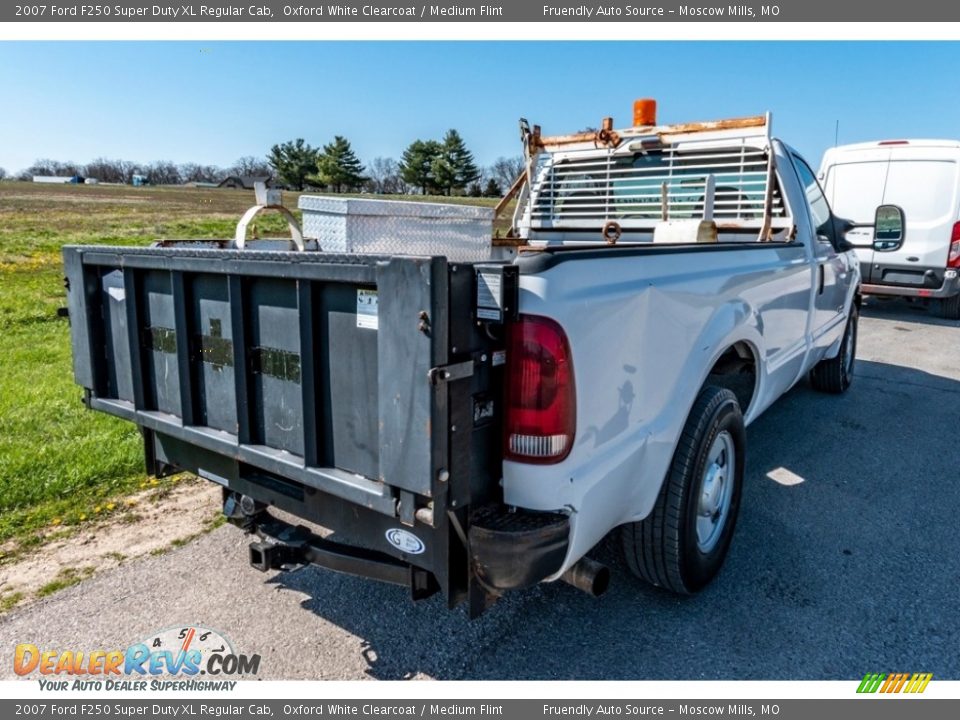 2007 Ford F250 Super Duty XL Regular Cab Oxford White Clearcoat / Medium Flint Photo #4