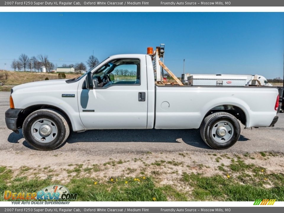 2007 Ford F250 Super Duty XL Regular Cab Oxford White Clearcoat / Medium Flint Photo #7